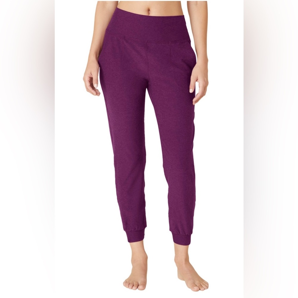 Beyond Yoga Weekend Jogger- Aubergine Beet